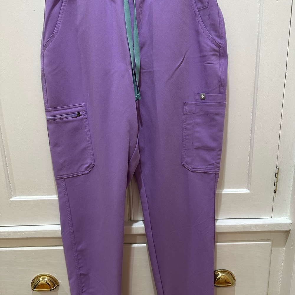 women’s FIGS scrub jogger pants